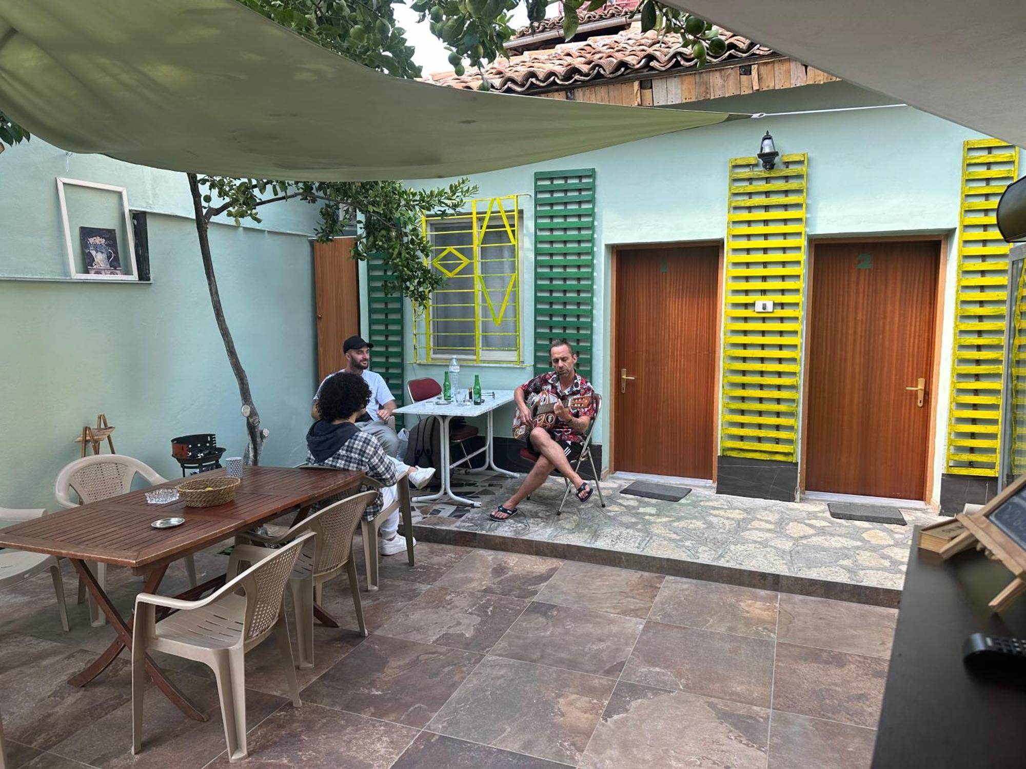 Tirana Lemon Breeze Hostel Exterior foto